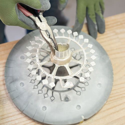 日本のものづくりを大切に、小さな工房でひとつひとつに心を込め、ハンドメイドで製作しています。