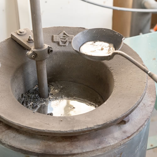 日本のものづくりを大切に、小さな工房でひとつひとつに心を込め、ハンドメイドで製作しています。